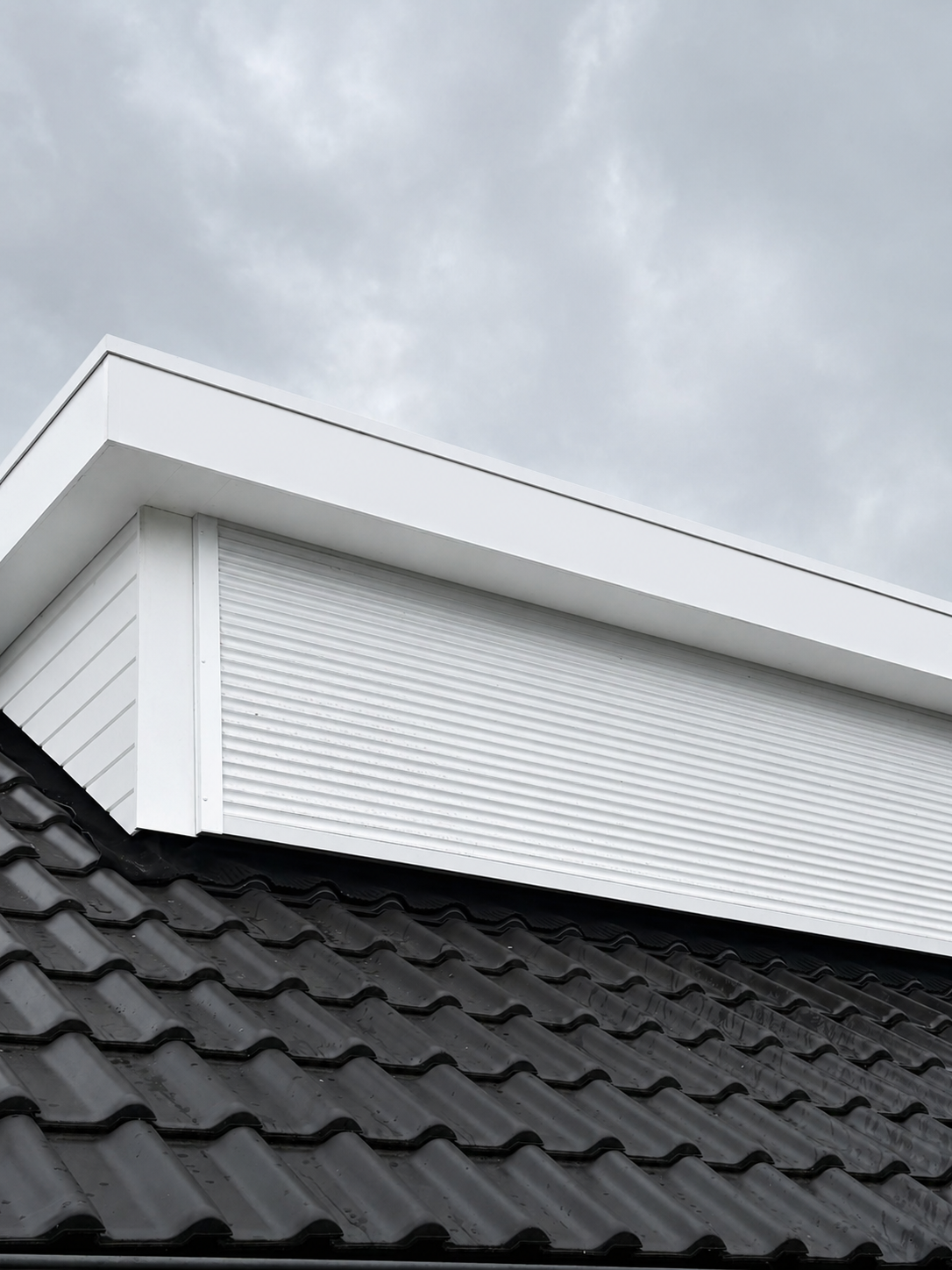 Detail van een witte dakrand en boeiboord